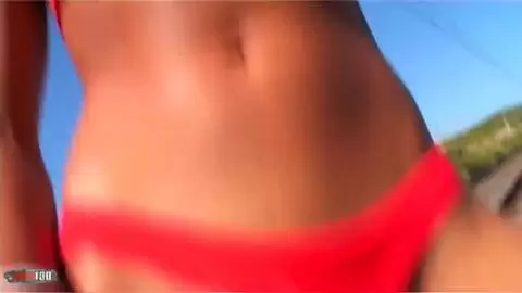 Karla Sanchez fait pipi sur le chemin de fer photo 06