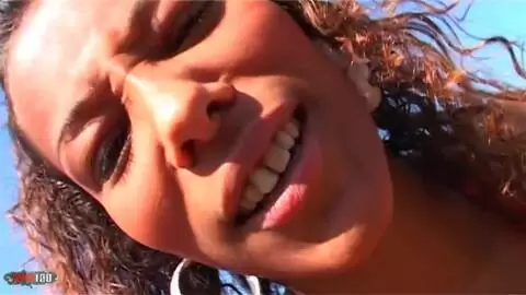 Karla Sanchez fait pipi sur le chemin de fer photo 07