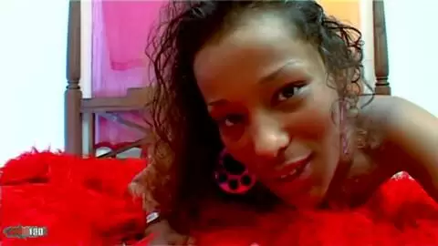 Jeune métisse se tripote en solo devant sa webcam photo 16