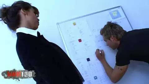 Karyna, une argentine aux gros seins, est dans la salle de classe avec Nacho.