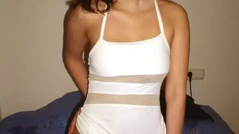 La magnifique teen brune Kate fait un strip  photo 3