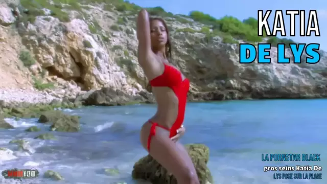 La pornstar black à gros seins Katia De Lys pose sur la plage 