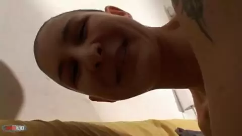 La magnifique Katia faisant un striptease sur le sofá  photo 16