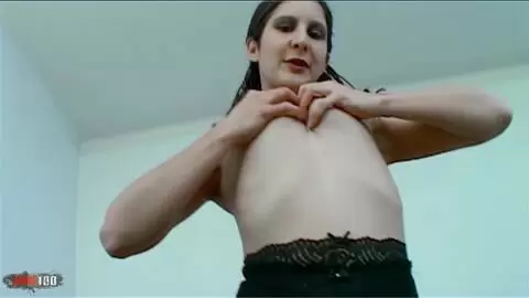 Session photo bien sexy avec la superbe Katia sur le sofa photo 03