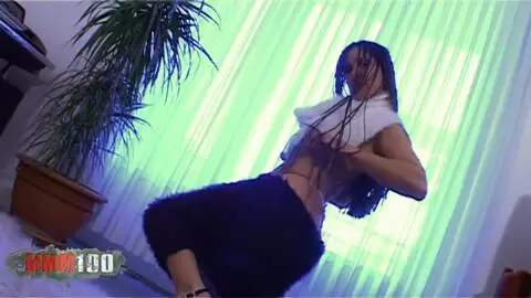 La française Katia en culotte rose fait un strip-tease photo 01