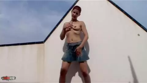 La belle Katia faisant un striptease sur la terasse  photo 10