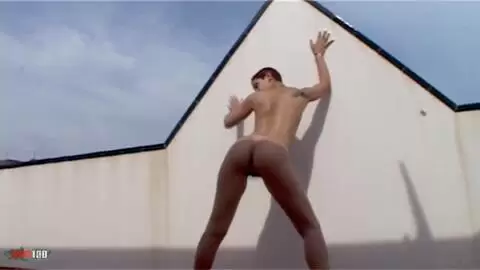 La belle Katia faisant un striptease sur la terasse  photo 16