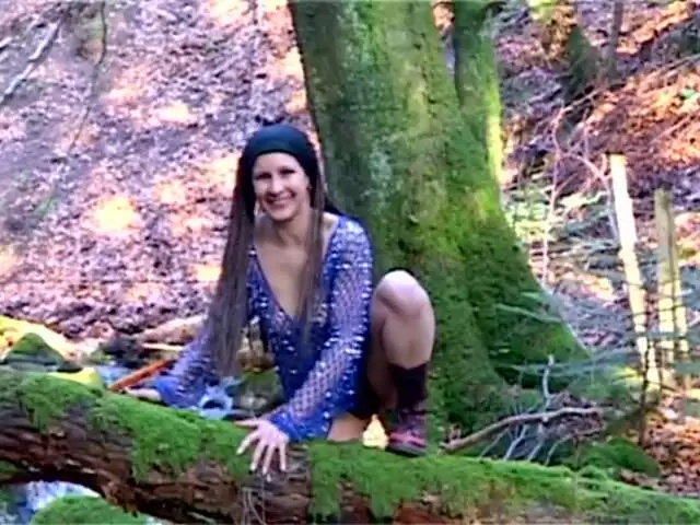 La superbe teen brune Katia se dénude dans la forêt  photo 2