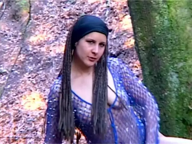 La superbe teen brune Katia se dénude dans la forêt  photo 5