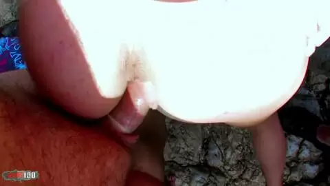 Cette belle beurette va se découvrir femme fontaine dans sa 1ere scène photo 07