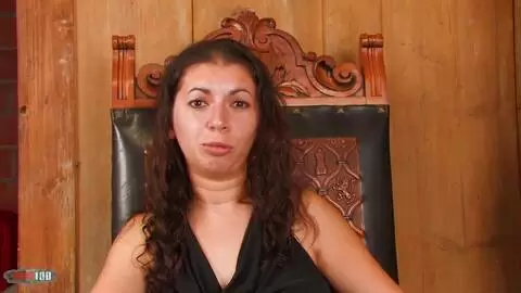 La belle arabe Kelly Toma faisant un striptease  photo 02