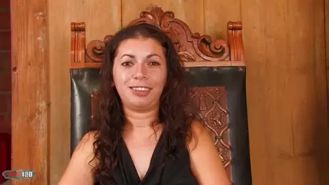 La belle arabe Kelly Toma faisant un striptease  photo 05