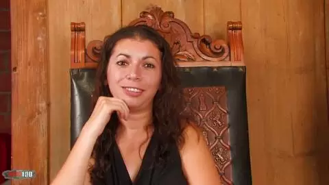 La belle arabe Kelly Toma faisant un striptease  photo 07