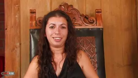 La belle arabe Kelly Toma faisant un striptease  photo 11