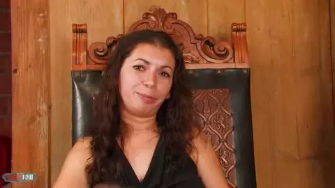 La belle arabe Kelly Toma faisant un striptease  photo 16