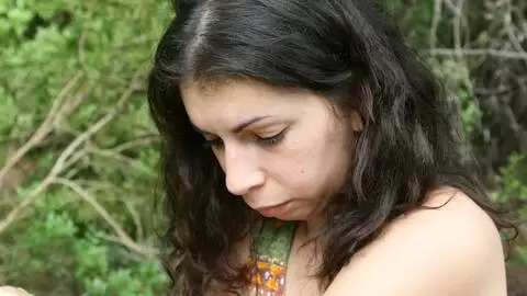 La magnifique arabe Kelly Toma faisant un striptease dans la forêt  photo 1