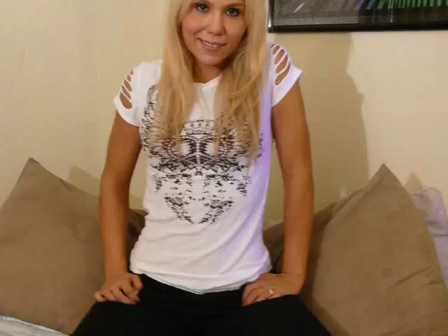 La ravissante jeune blonde Kendall Fox faisant un striptease dans la chambre à coucher  photo 1