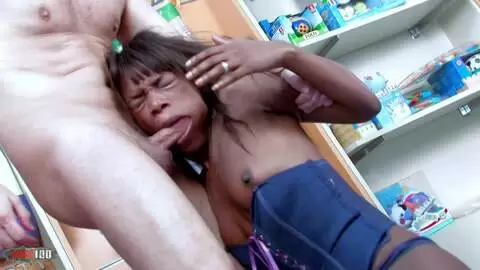 Une splendide black au corps parfait prise en double pénétration dans son magasin photo 04