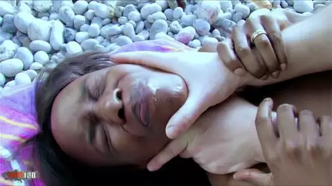 Baise féroce sur la plage avec la belle black Kenya Diaw photo 15