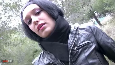 Au lit avec la sublime jeune brune française Kenza Suck qui squirt de plaisir photo 01