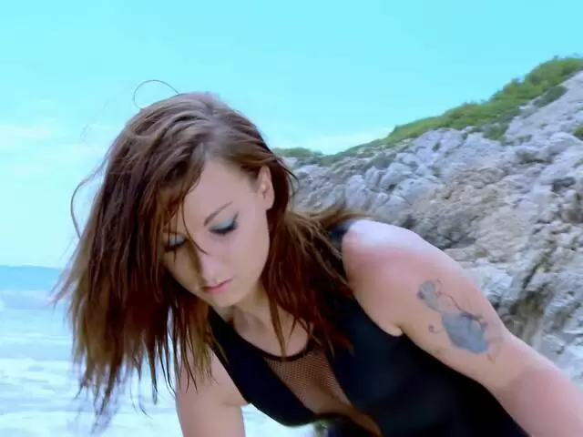 Jolie brune fait un strip sensuel en bord de mer photo 3