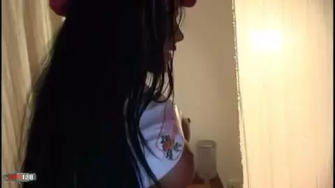 La pornstar teen brune à gros nichons Kristina faisant un striptease  photo 07