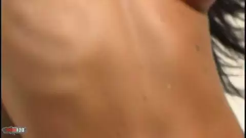 Superbe actrice brunette se déshabille intégralement  photo 14