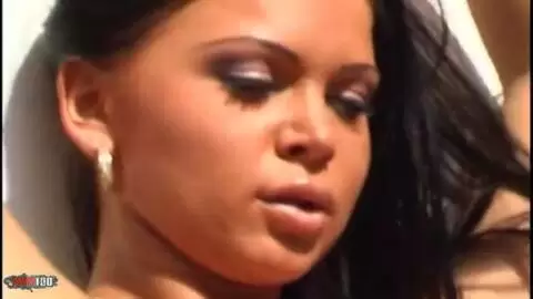 Superbe actrice brunette se déshabille intégralement  photo 15