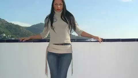 La pornstar jeune brune Kristina fait un strip sur la terasse 