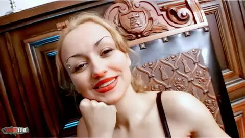 La très excitante petite brune à gros nichons Krystal pose  photo 02