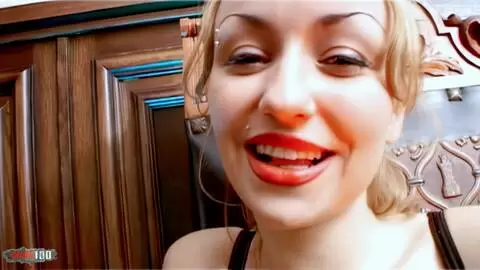 La très excitante petite brune à gros nichons Krystal pose  photo 05