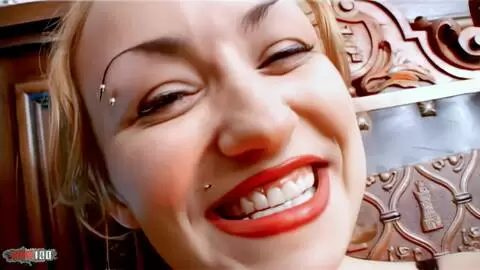 La très excitante petite brune à gros nichons Krystal pose  photo 07