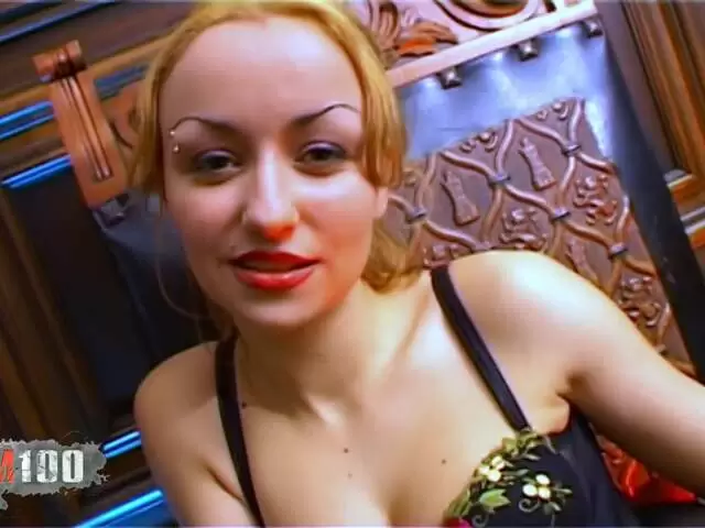 Interview et strip-tease avec la française Krystal Wallas photo 2