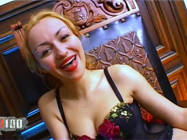 Interview et strip-tease avec la française Krystal Wallas photo 3