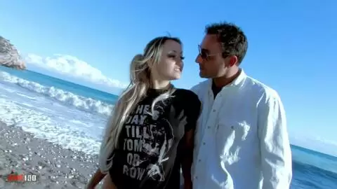 Jorge Fernandez baise avec la spectaculaire beurette française Krystal Wallas à la plage photo 01