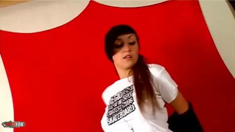 Une française sexy avec des gros seins fait un strip très chaud photo 02