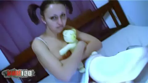 Krystal Wallas se gode sur le lit