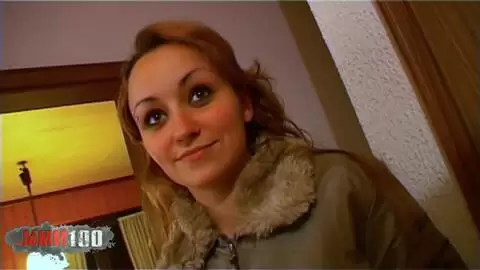 Krystal Wallas la beurette française se fait défoncer sur le canapé  photo 01