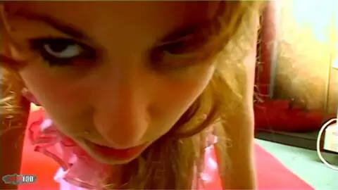 Magnifique beurette Krystal fait un strip en solo devant sa webcam  photo 02