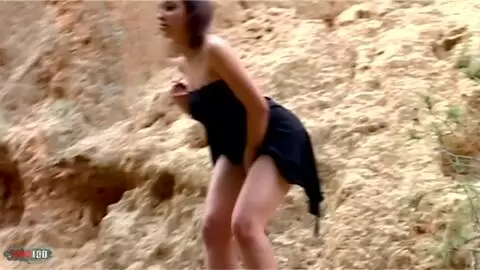 La très excitante teen Krystal fait un strip en pleine forêt  photo 04