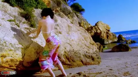 La très excitante Kthylee faisant un striptease en bord de mer  photo 01