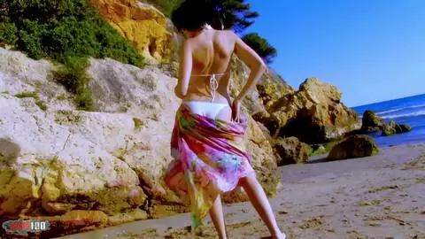 La très excitante Kthylee faisant un striptease en bord de mer  photo 02