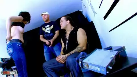 Le sergent Kthylee va faire cracher ce loubard à sa manière photo 01