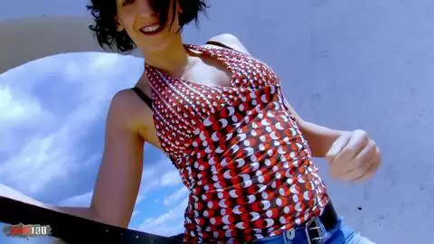 La magnifique Kthylee se déshabillant  photo 02