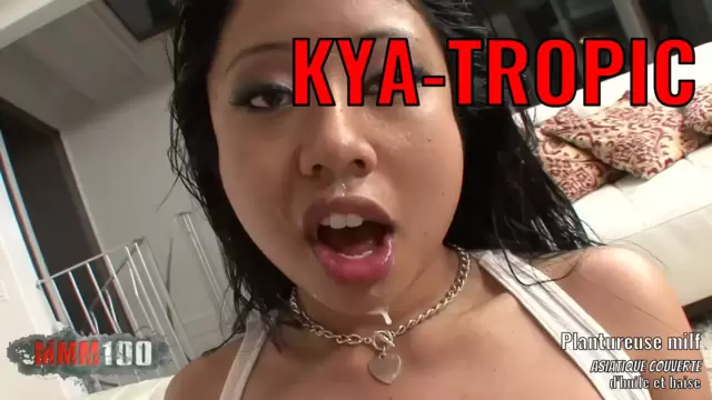 Plantureuse milf asiatique couverte d'huile et baisée