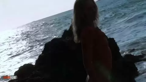 La très excitante teen Lady Margaux se déshabillant en bord de mer  photo 05