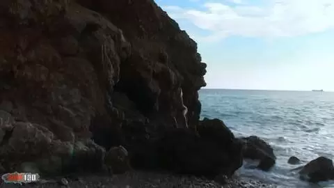 La très excitante teen Lady Margaux se déshabillant en bord de mer  photo 12