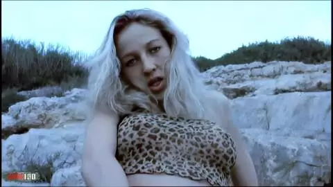 Jolie tigresse blonde qui se masturbe à la plage photo 06