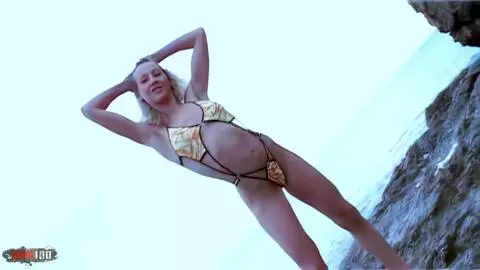 Jolie poupée blonde très exhib se met à poil à la plage photo 03