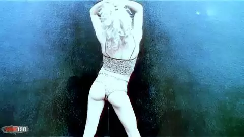 Belle blonde jouant à la tigresse photo 03